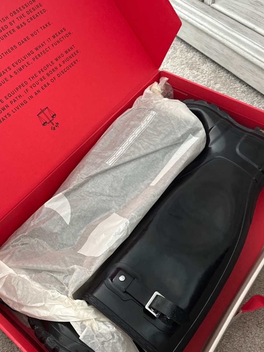 HUNTER GLOSSY RAIN BOOTS! - Picture 3 of 4